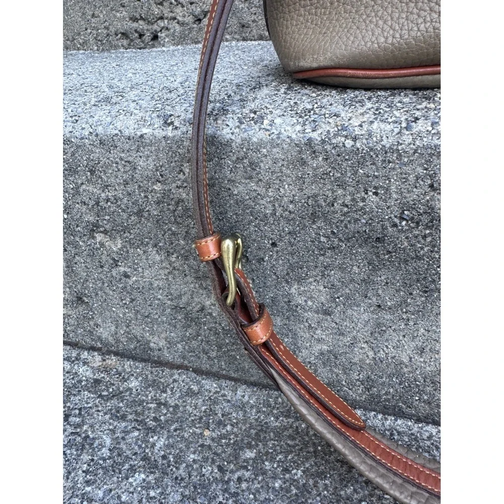 Vintage Dooney & Bourke All Weather Leather Bucket Bag Taupe Tan Crossbody USA - Picture 3 of 7
